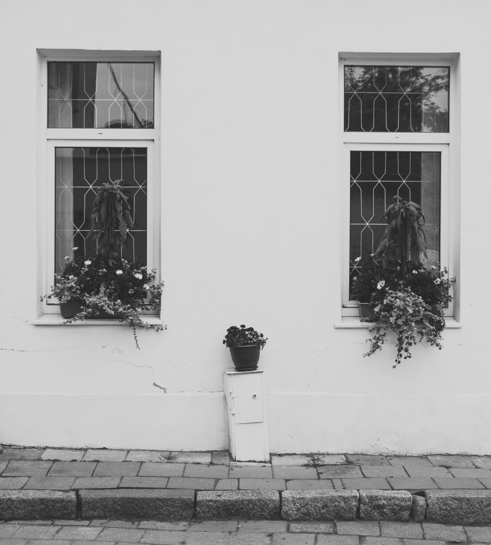 Canon EOS 700D (EOS Rebel T5i / EOS Kiss X7i) sample photo. Black, and, white, building photography