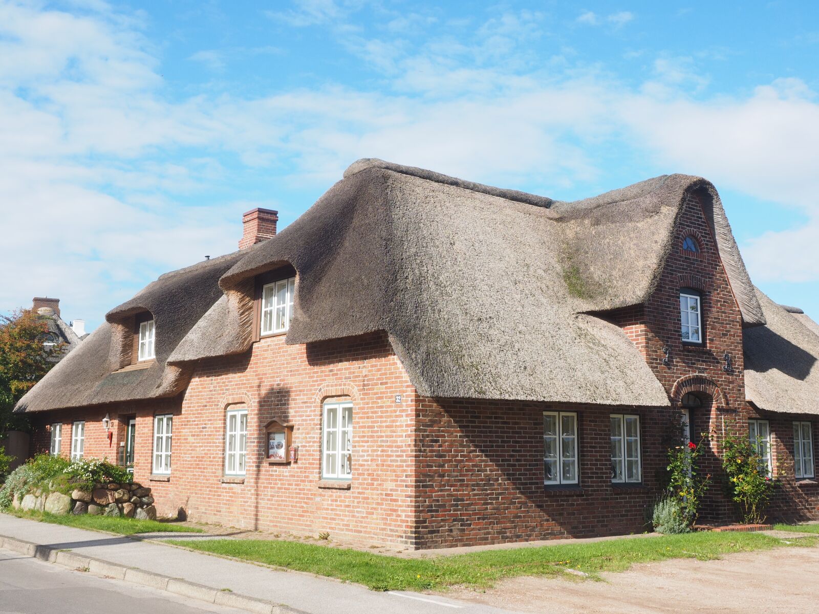 Olympus OM-D E-M1 + Olympus M.Zuiko Digital ED 12-40mm F2.8 Pro sample photo. Friesenhaus, house, thatched roof photography