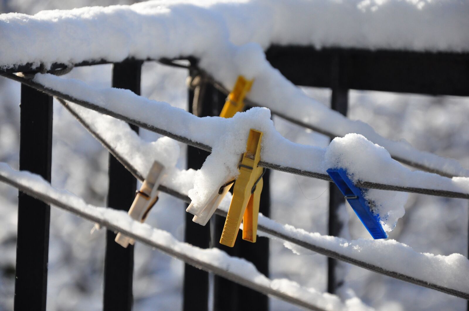 Nikon D90 sample photo. Winter, paper clips, biel photography