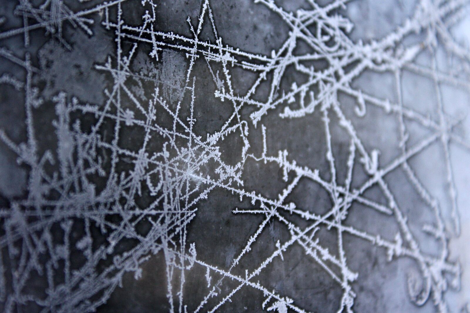 Canon EOS 1000D (EOS Digital Rebel XS / EOS Kiss F) + f/3.5-5.6 IS sample photo. Frost, ice, pattern, frozen photography
