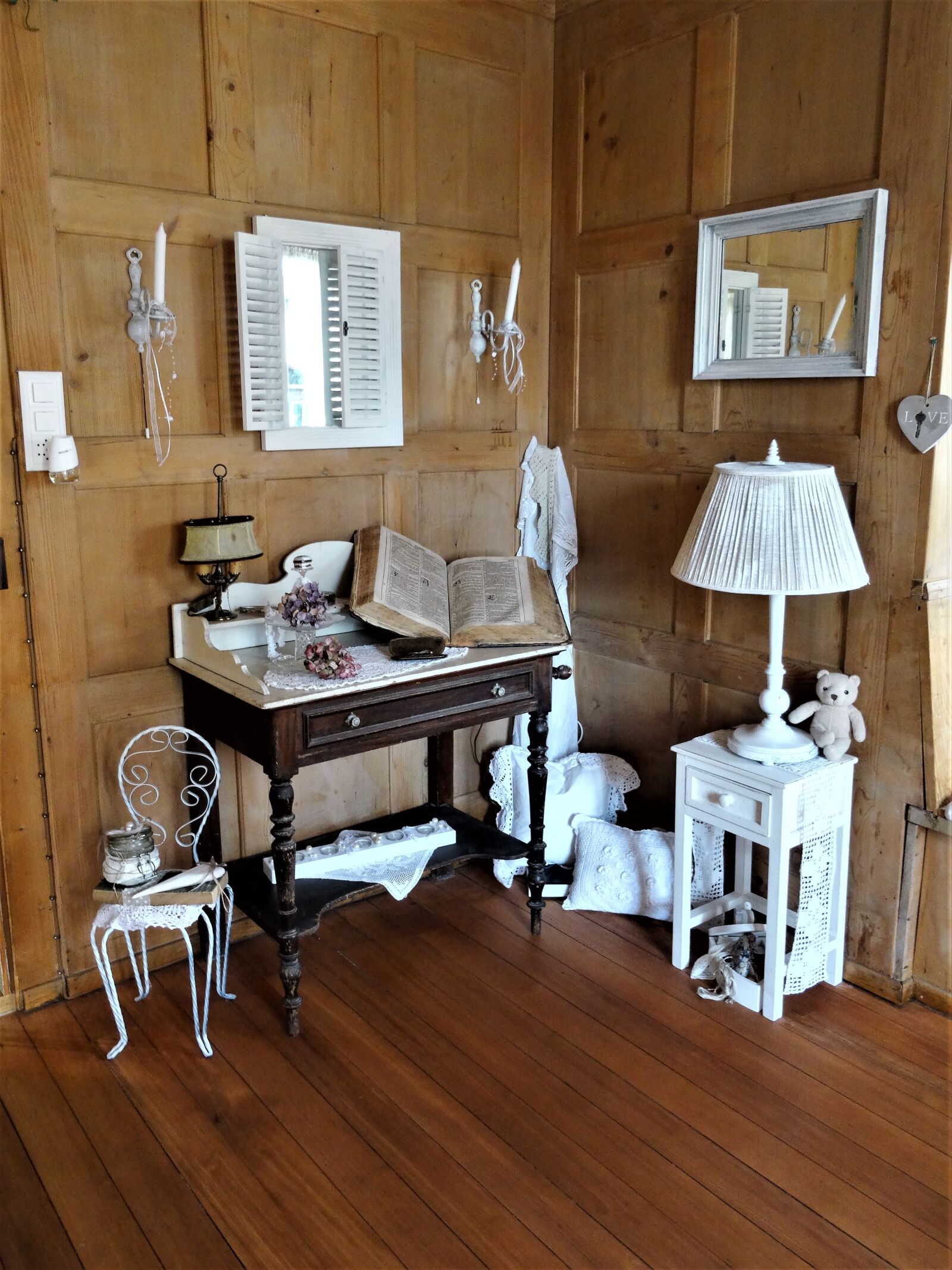 Sony Cyber-shot DSC-HX50V sample photo. Living room, vintage, old photography
