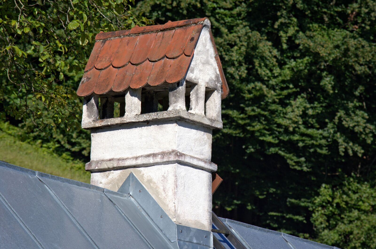 55.0-200.0mm f/4.0-f/5.6 sample photo. Chimney, fireplace, old photography