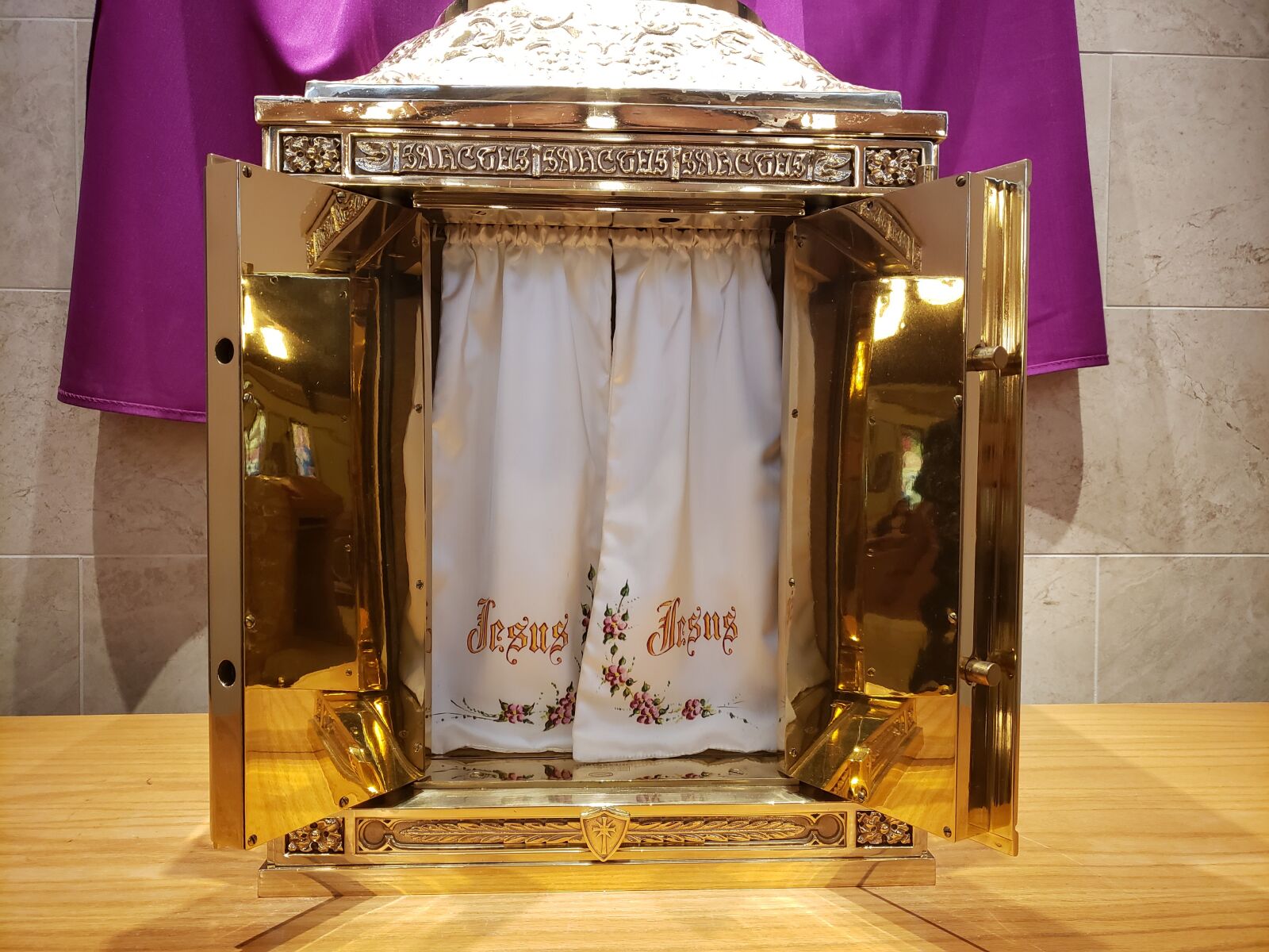 Samsung Galaxy S9+ sample photo. Good friday, empty, tabernacle photography