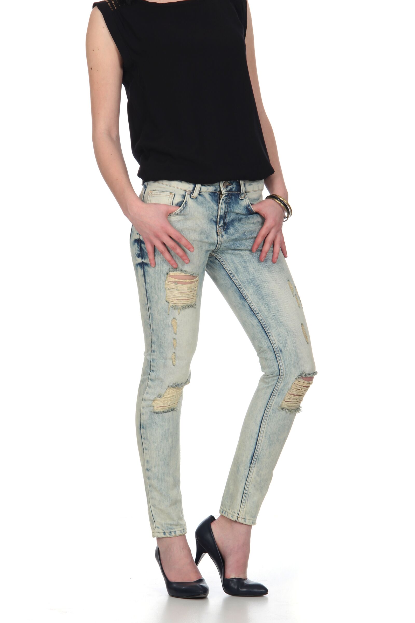 Canon EF-S 18-135mm F3.5-5.6 IS sample photo. Pants, fashion, woman photography