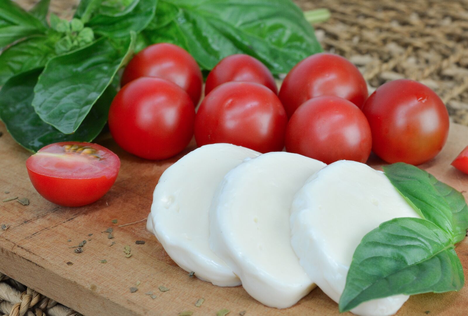 Nikon D7100 sample photo. Mozzarella, tomato, basil photography