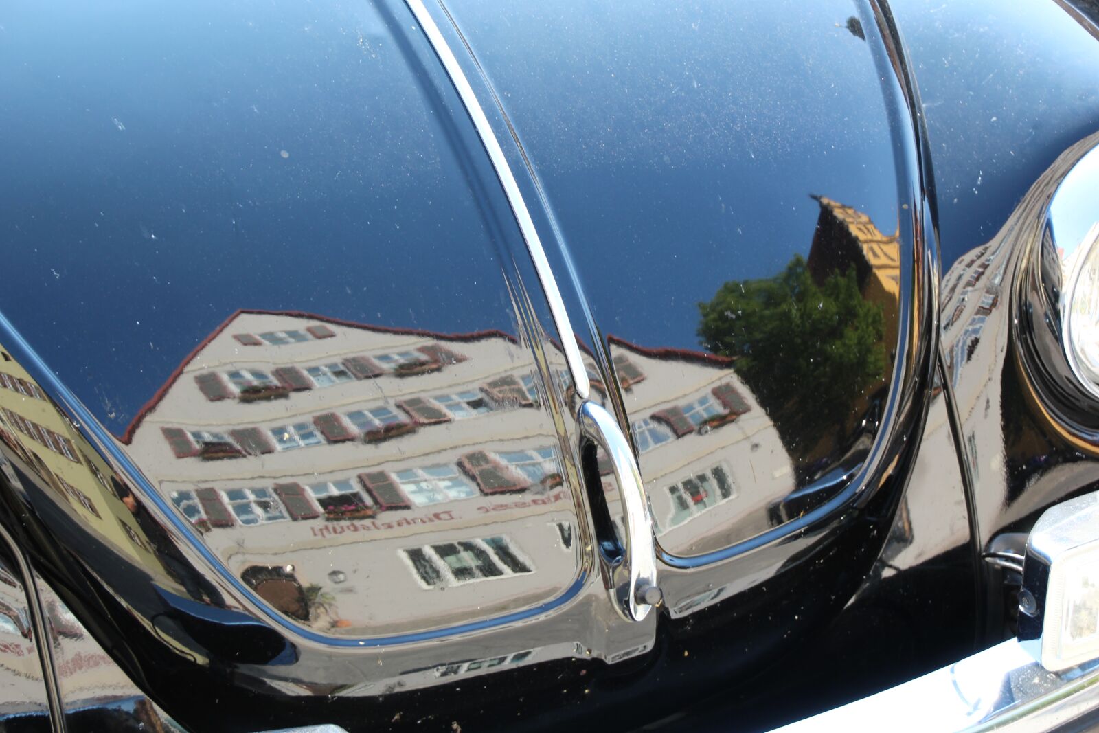 Canon EOS 1200D (EOS Rebel T5 / EOS Kiss X70 / EOS Hi) sample photo. Vw beetle, mirroring, dinosaur photography
