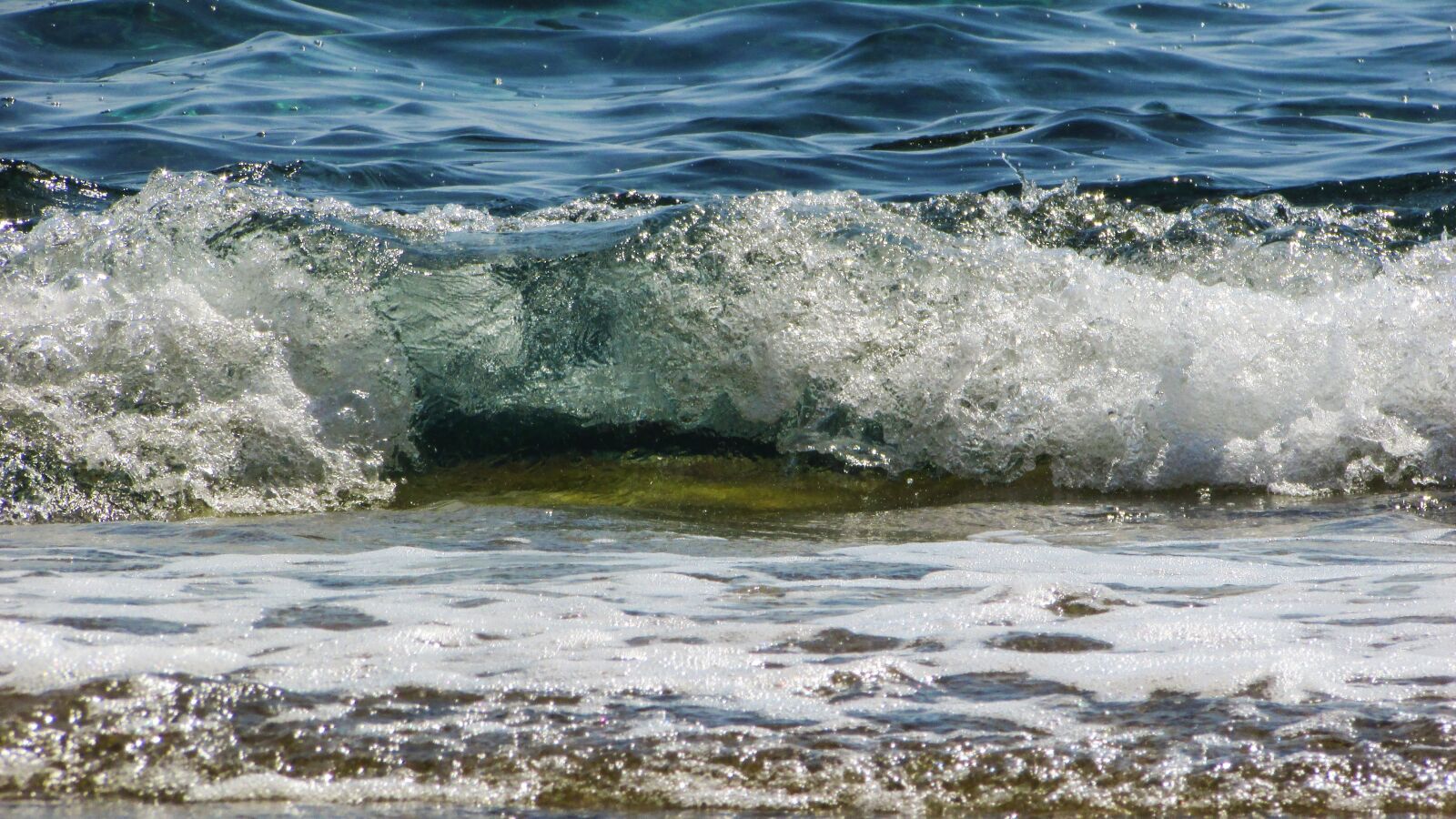 Canon PowerShot SX400 IS sample photo. Wave, bubbles, foam photography