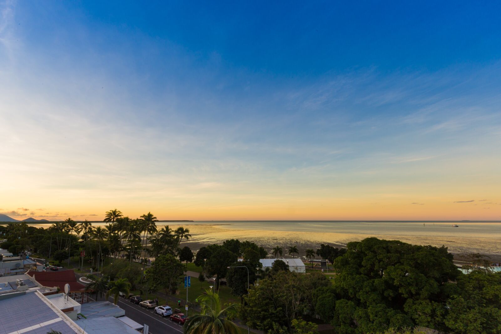 Canon EF 16-35mm F4L IS USM sample photo. Cairns sunset, melbourne, photographer photography