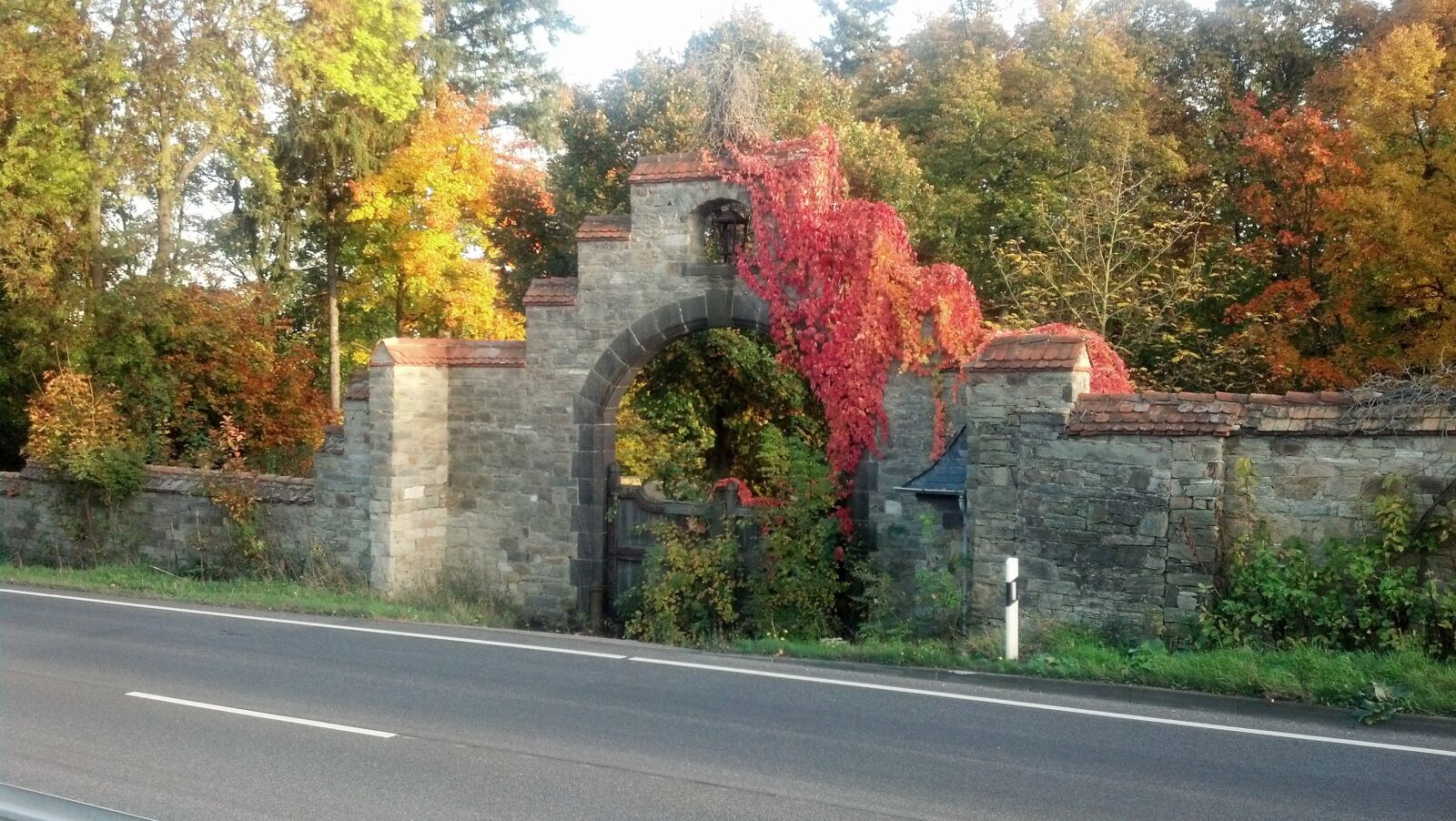 Motorola DROID RAZR sample photo. Kronberg, autumn, castle wall photography