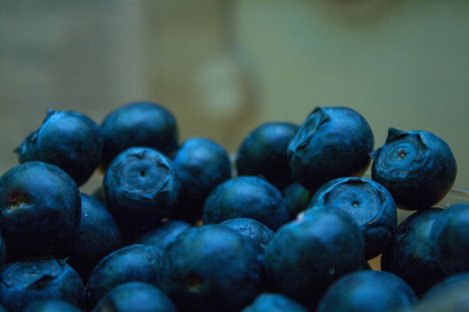Canon EOS 400D (EOS Digital Rebel XTi / EOS Kiss Digital X) sample photo. Blueberries, fruit, food photography