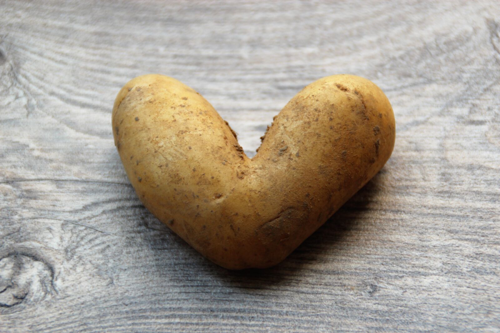 Canon EOS 1200D (EOS Rebel T5 / EOS Kiss X70 / EOS Hi) sample photo. Potato, heart, love photography