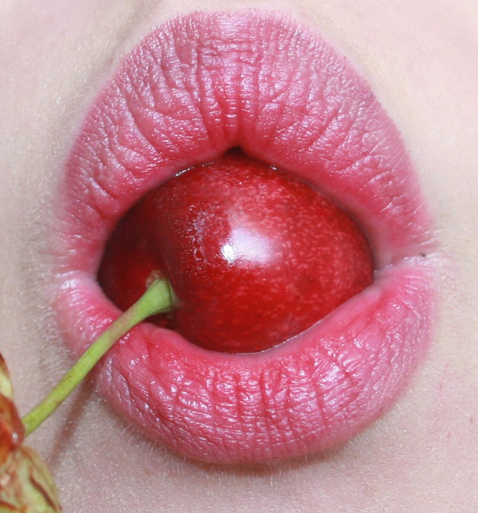 Canon EOS 400D (EOS Digital Rebel XTi / EOS Kiss Digital X) sample photo. Cherry, lips, sweet photography