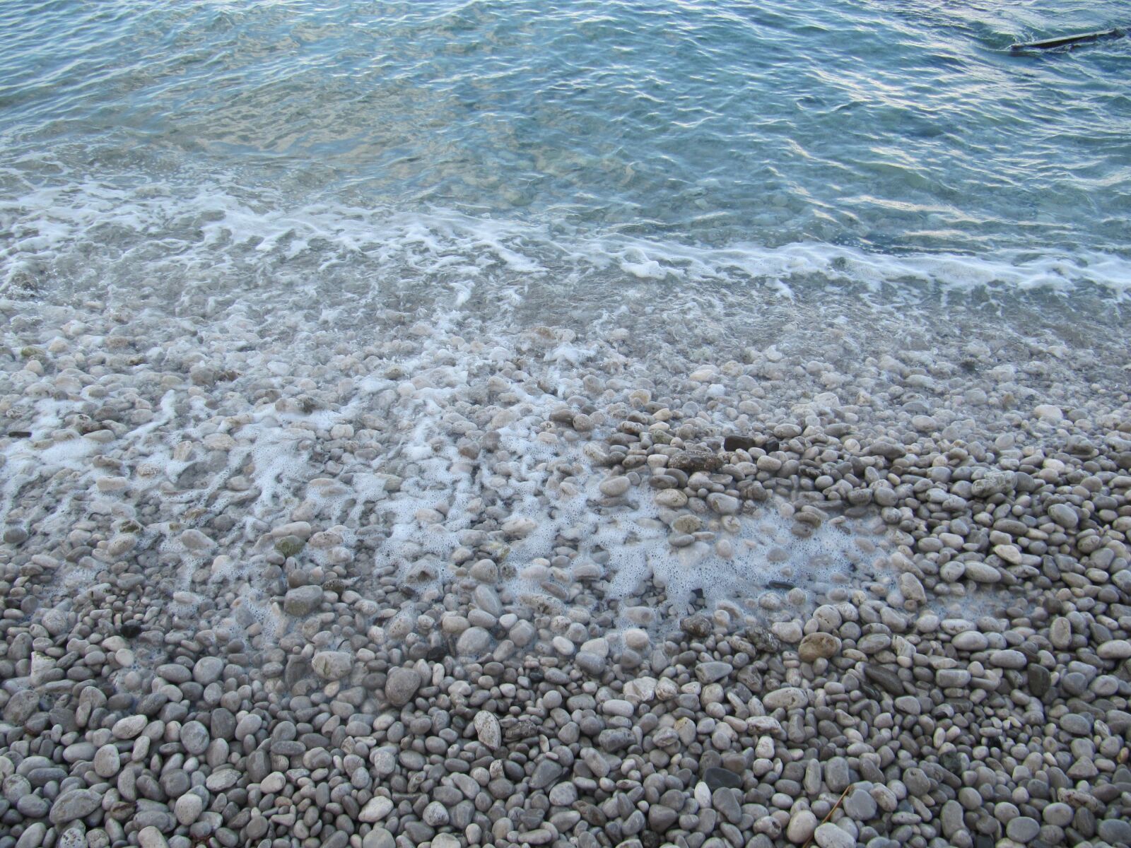 Canon PowerShot SX200 IS sample photo. Water, stones, beach photography