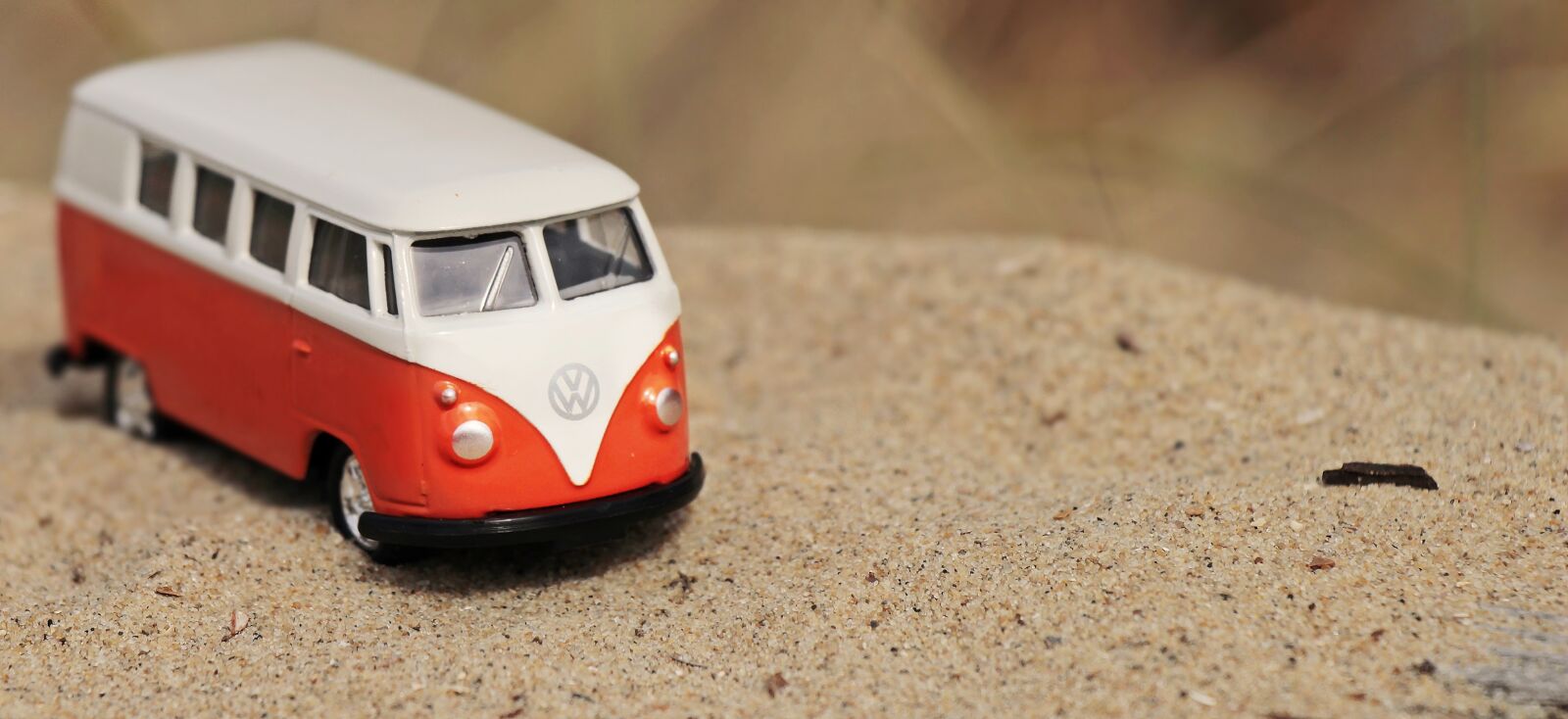Canon EOS 100D (EOS Rebel SL1 / EOS Kiss X7) sample photo. Auto, toy car, bus photography