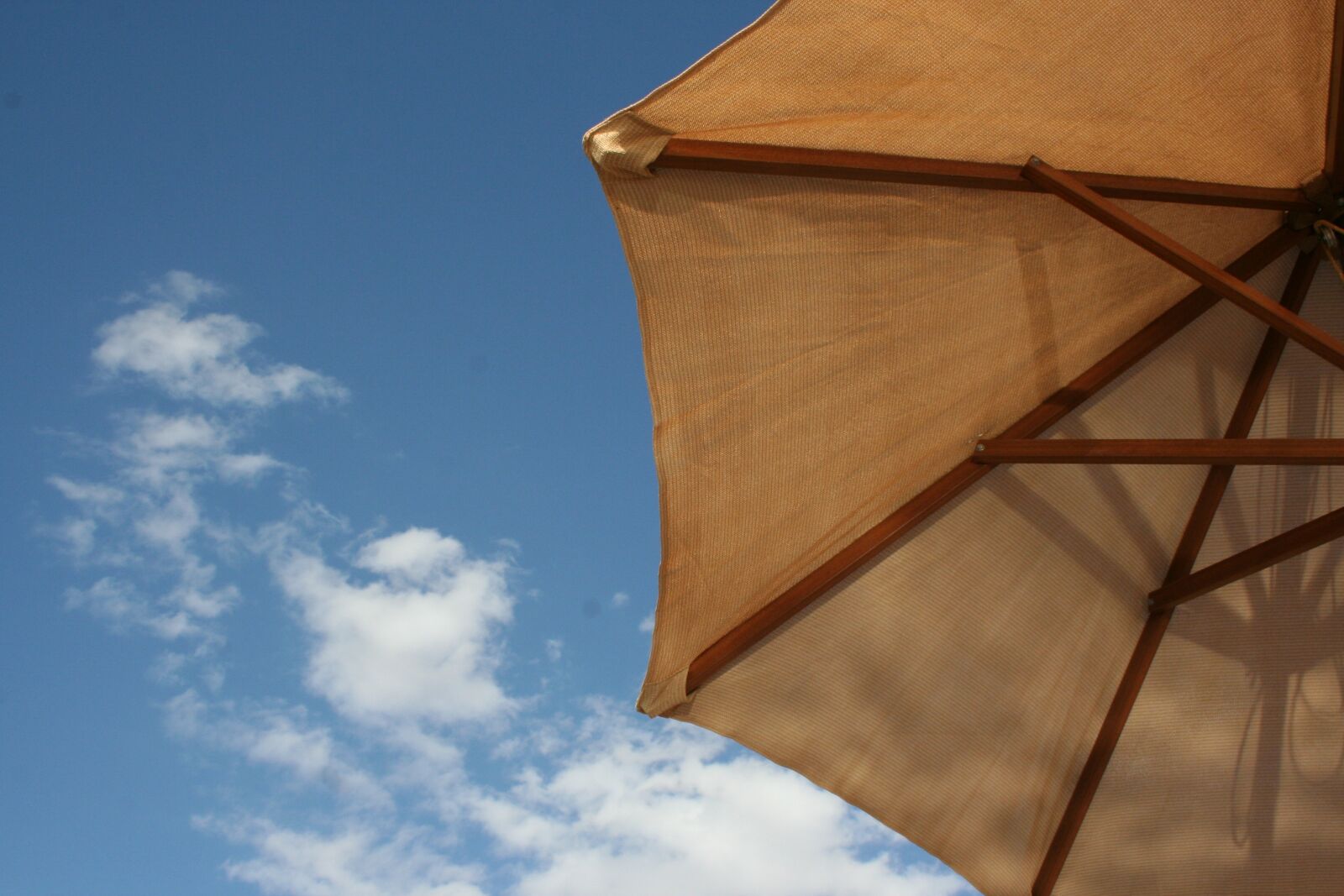 Canon EOS 350D (EOS Digital Rebel XT / EOS Kiss Digital N) sample photo. Sky, blue, parasol photography