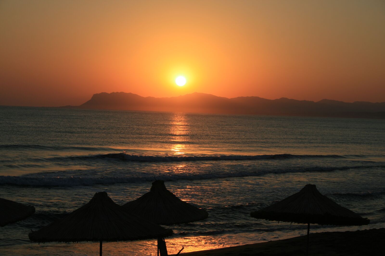 Canon EOS 400D (EOS Digital Rebel XTi / EOS Kiss Digital X) sample photo. Sunset, beach, sea photography