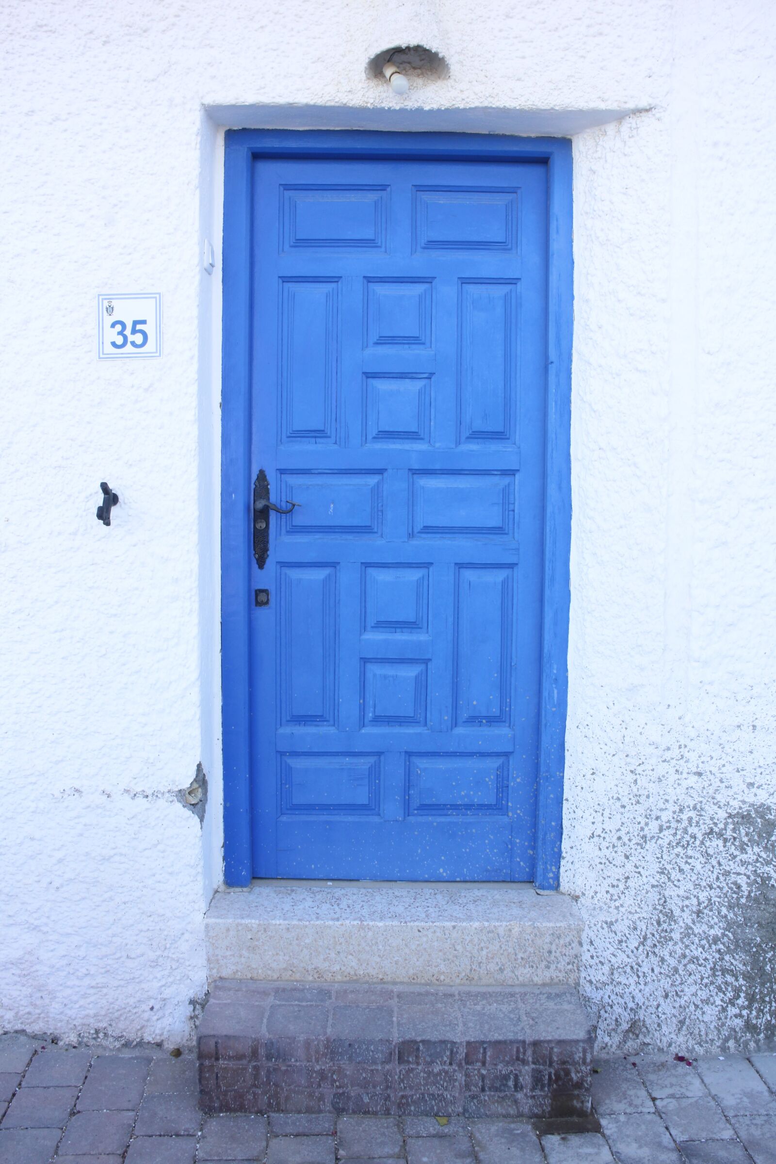 Canon EF-M 18-55mm F3.5-5.6 IS STM sample photo. Door, blue, people photography