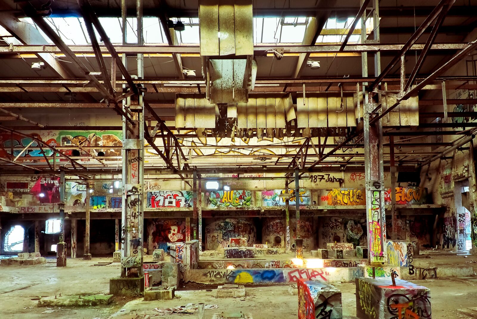 Olympus OM-D E-M10 sample photo. Lost places, rooms, abandoned photography