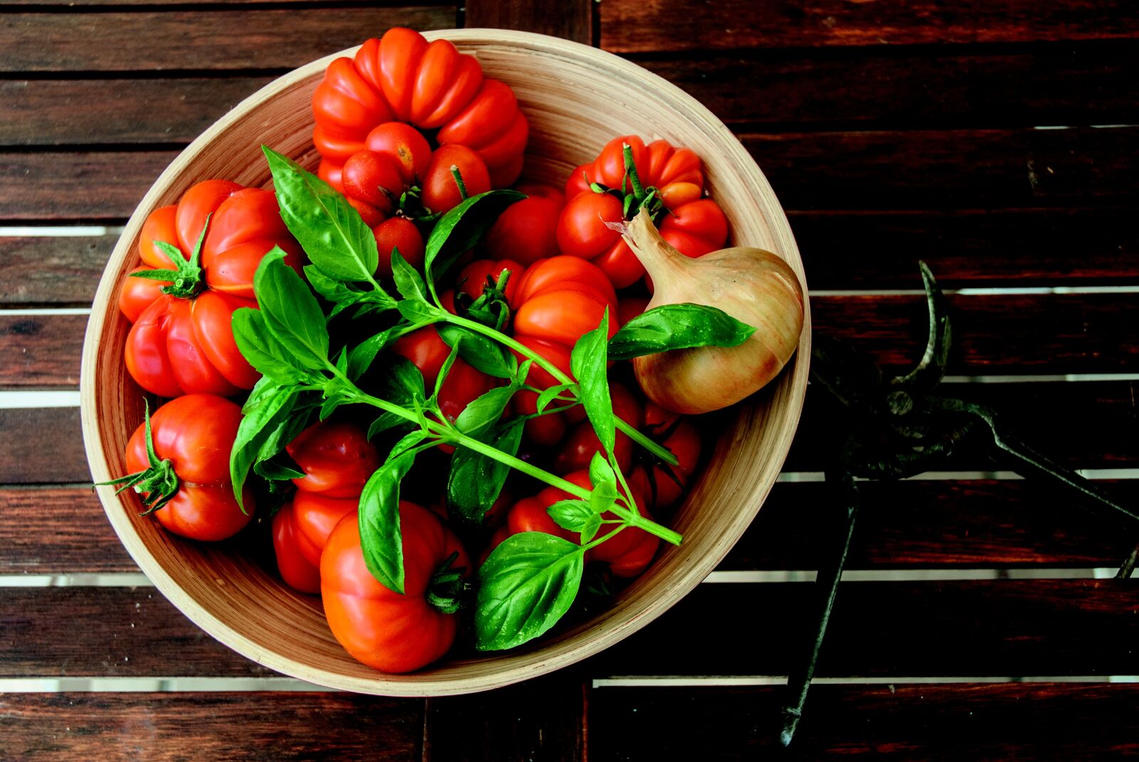 Nikon D200 sample photo. Tomatoes, basil, scissors photography