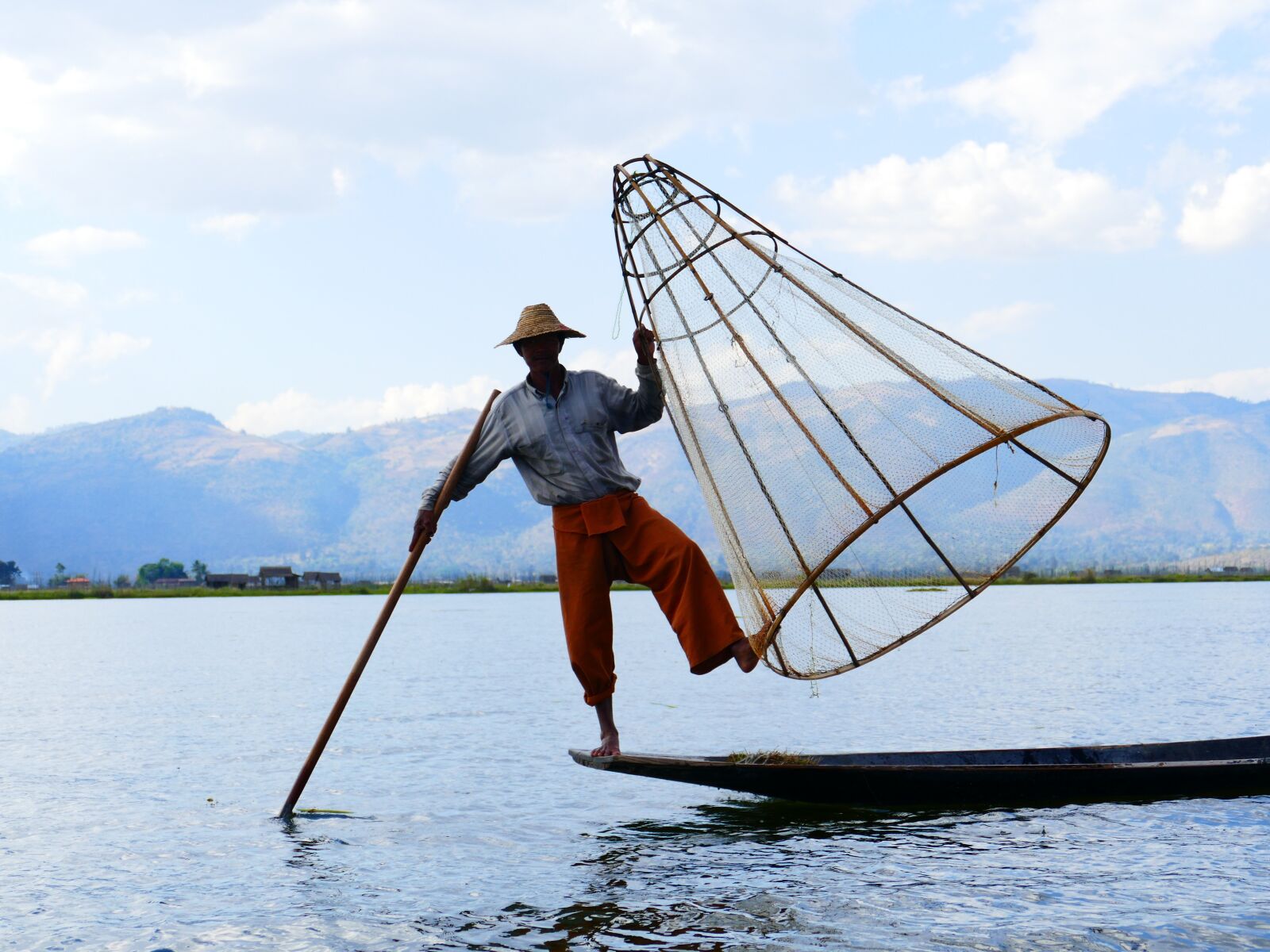Panasonic Lumix DMC-FZ1000 sample photo. Single-leg-rowers, fisherman, rowing photography