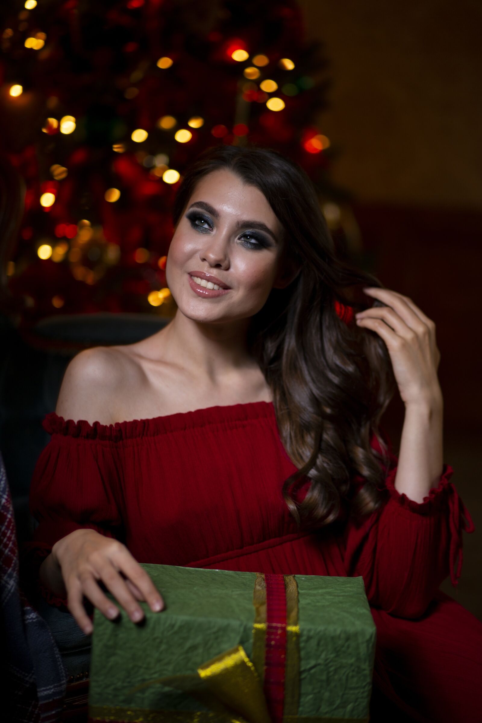 Canon EF 85mm F1.8 USM sample photo. Girl, christmas tree, christmas photography