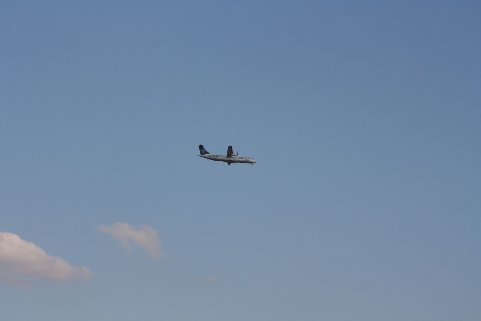 Canon EOS 1000D (EOS Digital Rebel XS / EOS Kiss F) sample photo. Aircraft, airlines, flyer photography