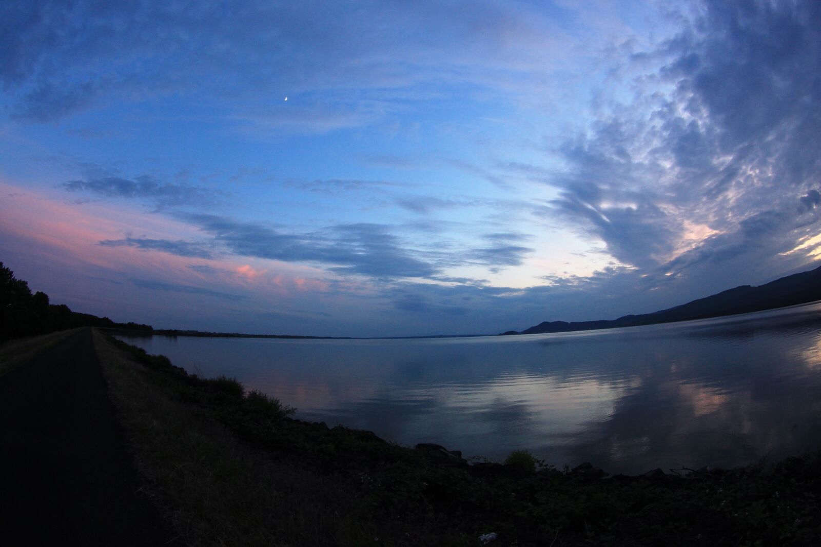 Canon EOS 500D (EOS Rebel T1i / EOS Kiss X3) sample photo. Water, clouds, mountains photography