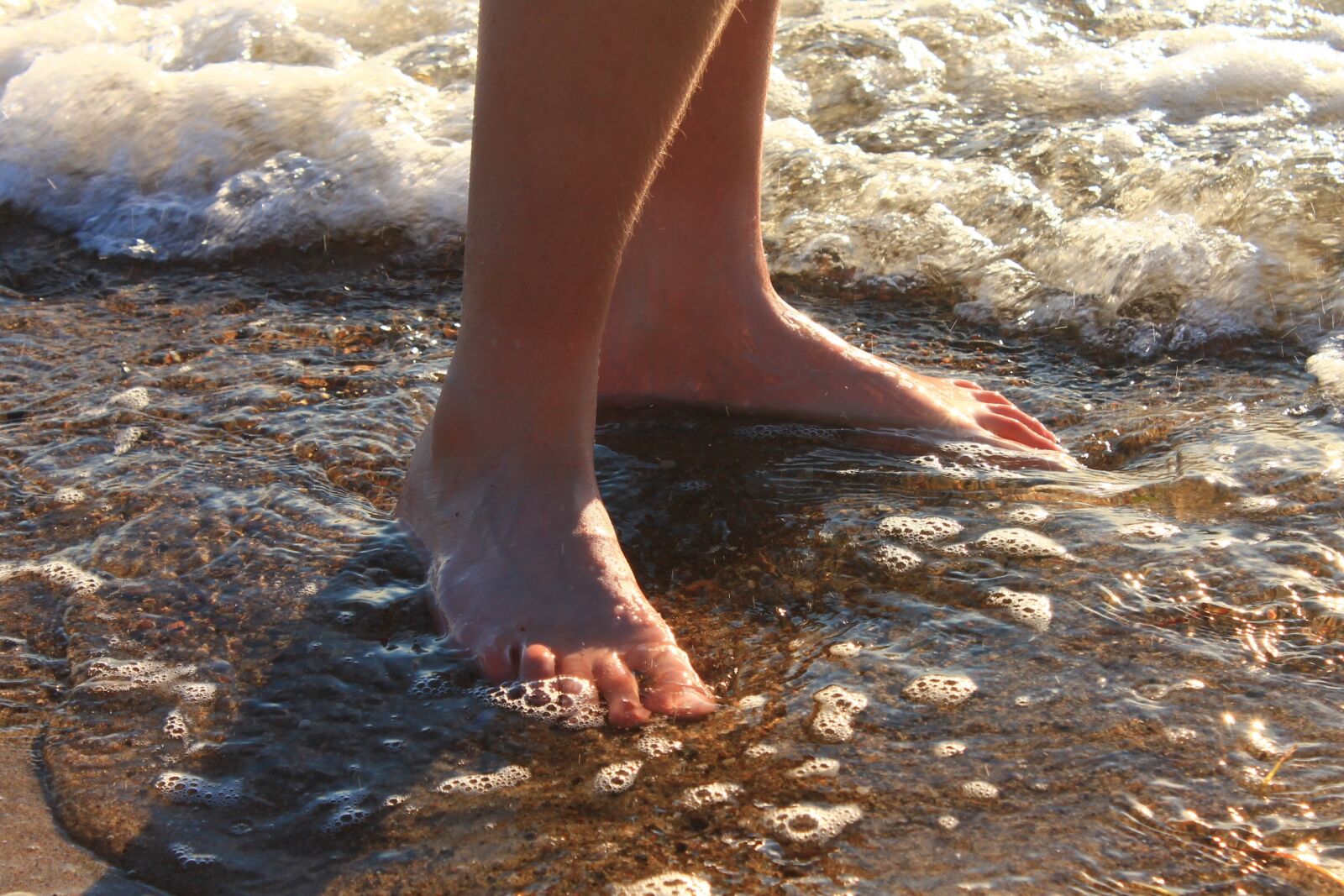 Canon EOS 1100D (EOS Rebel T3 / EOS Kiss X50) sample photo. Water, feet, evening light photography