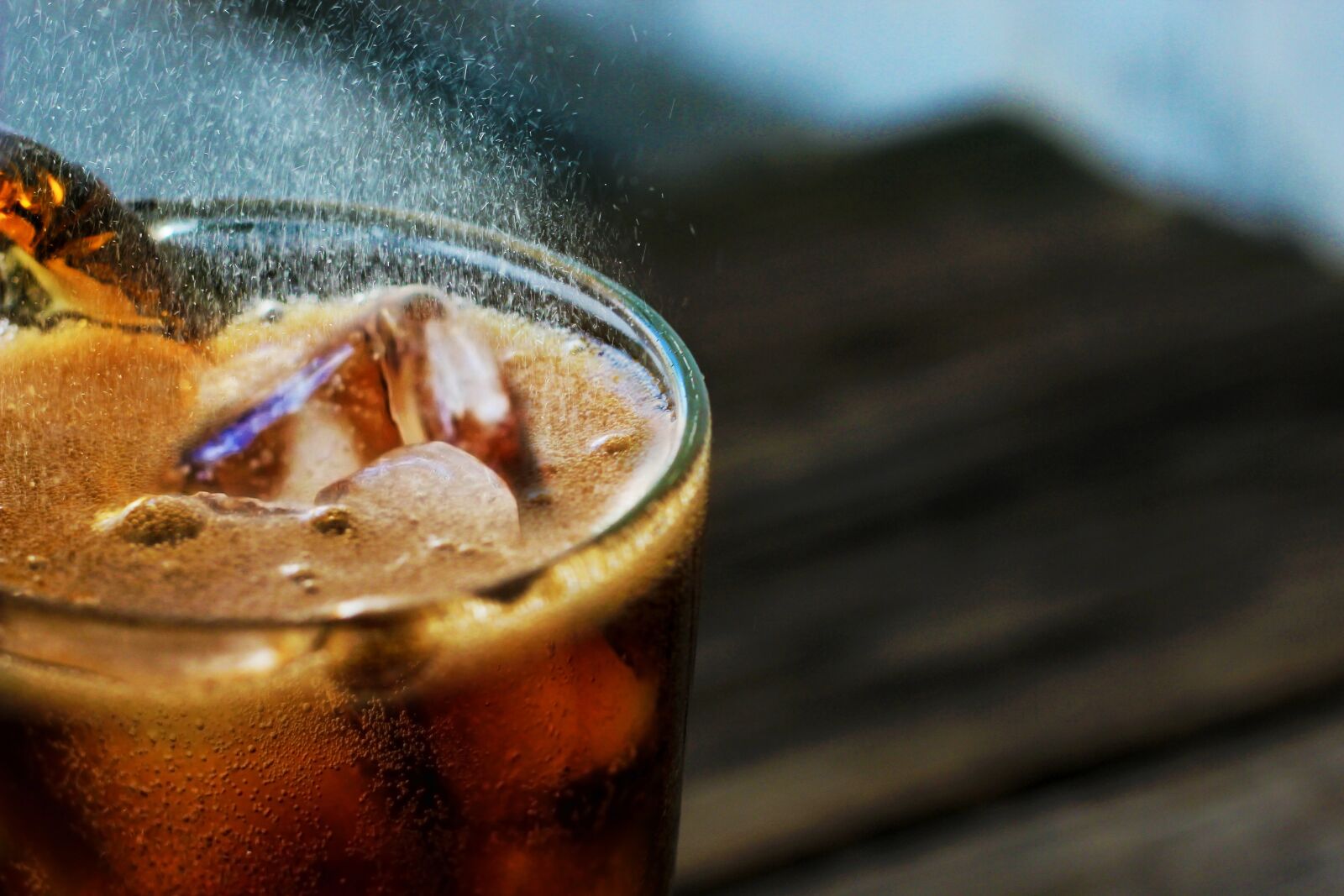 Canon EOS 600D (Rebel EOS T3i / EOS Kiss X5) + Canon EF 50mm F1.8 STM sample photo. Soft drink, soda, ice photography