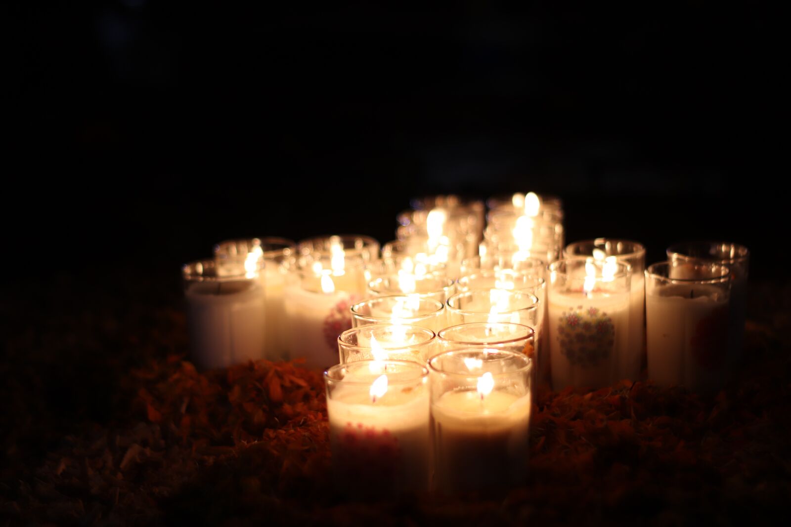Canon EOS 200D (EOS Rebel SL2 / EOS Kiss X9) sample photo. Cross, candles, candlelight photography