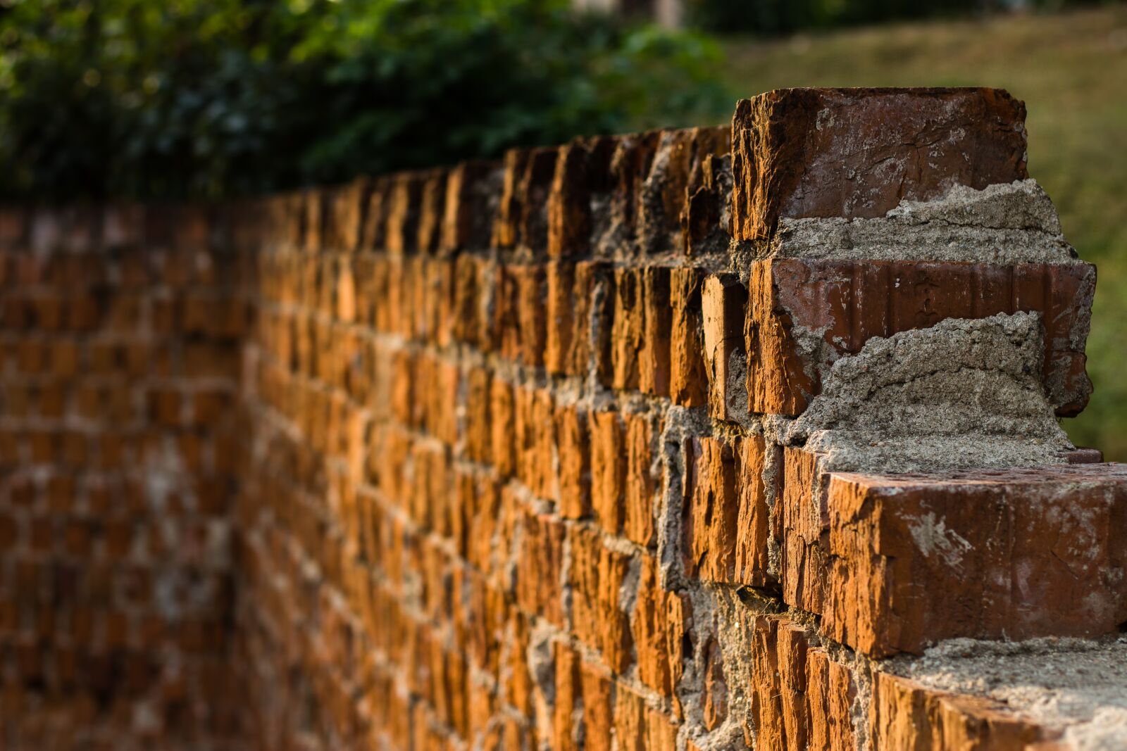 Canon EOS 700D (EOS Rebel T5i / EOS Kiss X7i) + Canon EF 50mm F1.8 STM sample photo. Wall, sunset, bricks photography