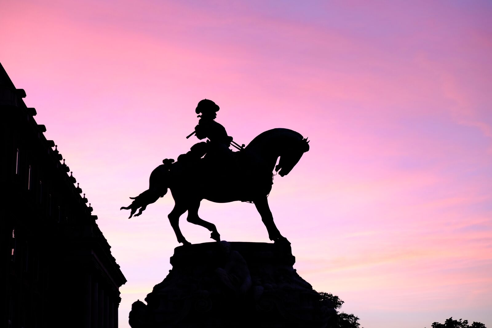 Fujifilm X-T1 sample photo. Horse, statue, backlight photography