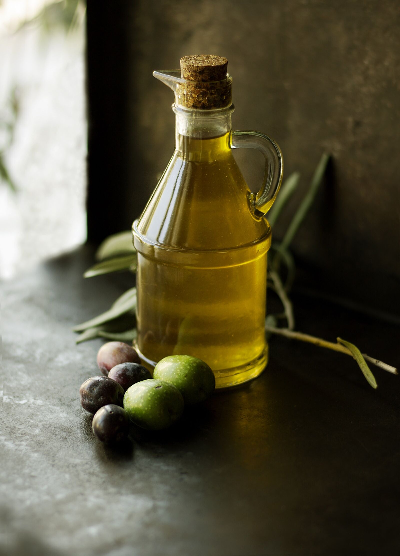 Canon EOS 1100D (EOS Rebel T3 / EOS Kiss X50) + Canon EF 50mm F1.8 STM sample photo. Olive oil, bottle, color photography