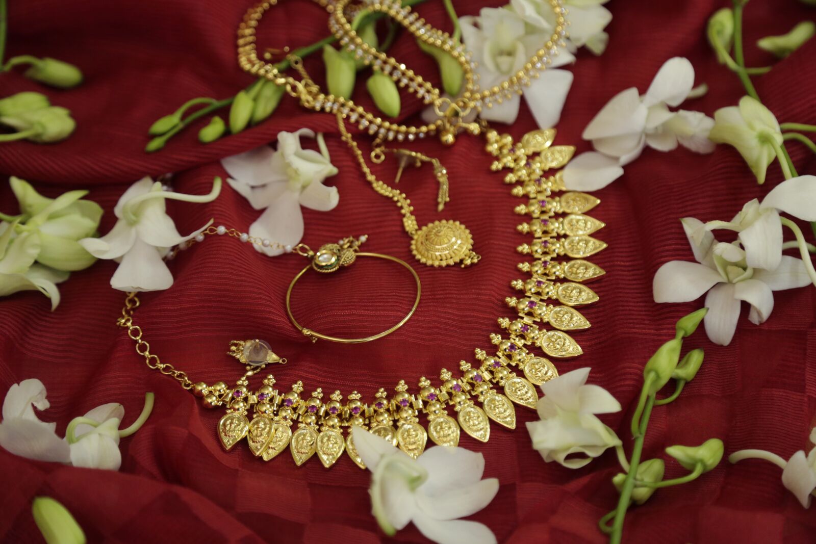 Canon EF 24-105mm F4L IS USM sample photo. Golden, jewellery, necklace photography