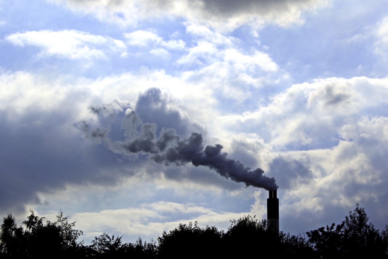 Canon EOS 1200D (EOS Rebel T5 / EOS Kiss X70 / EOS Hi) sample photo. Chimney, smoke, industry photography