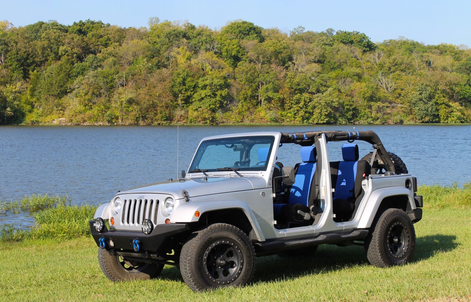 Canon EOS 1100D (EOS Rebel T3 / EOS Kiss X50) sample photo. Jeep, lake, outdoors photography