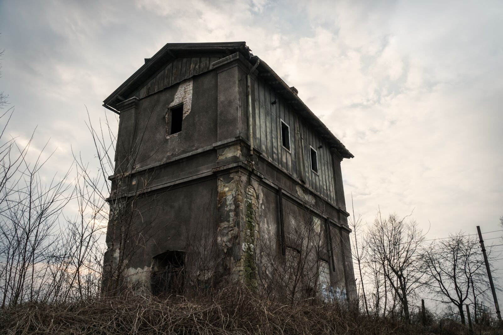Sony a6000 + Sony E PZ 18-105mm F4 G OSS sample photo. Building, crash, railway photography