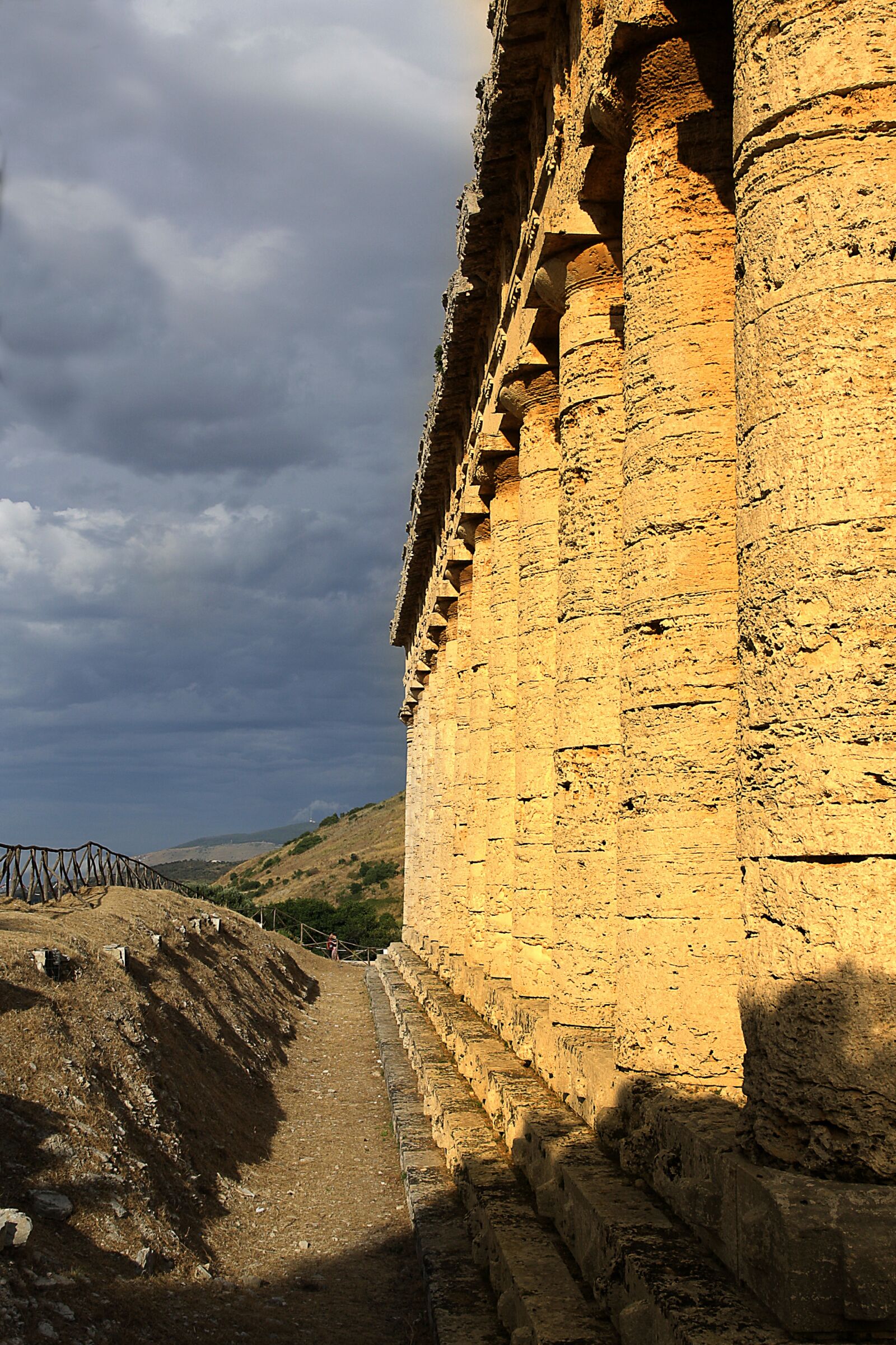 Canon EOS 1000D (EOS Digital Rebel XS / EOS Kiss F) sample photo. Segesta, sicily, temple photography