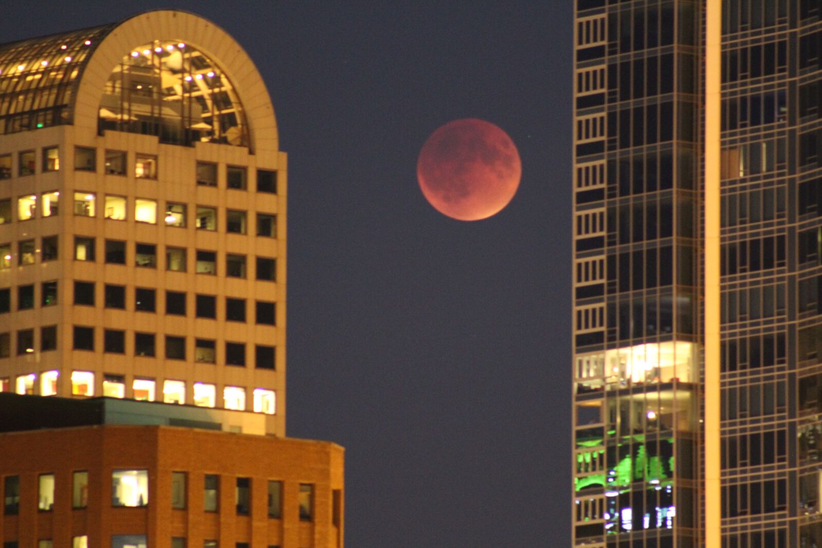 Canon EOS 1200D (EOS Rebel T5 / EOS Kiss X70 / EOS Hi) + Canon EF75-300mm f/4-5.6 sample photo. Blood moon, full moon photography