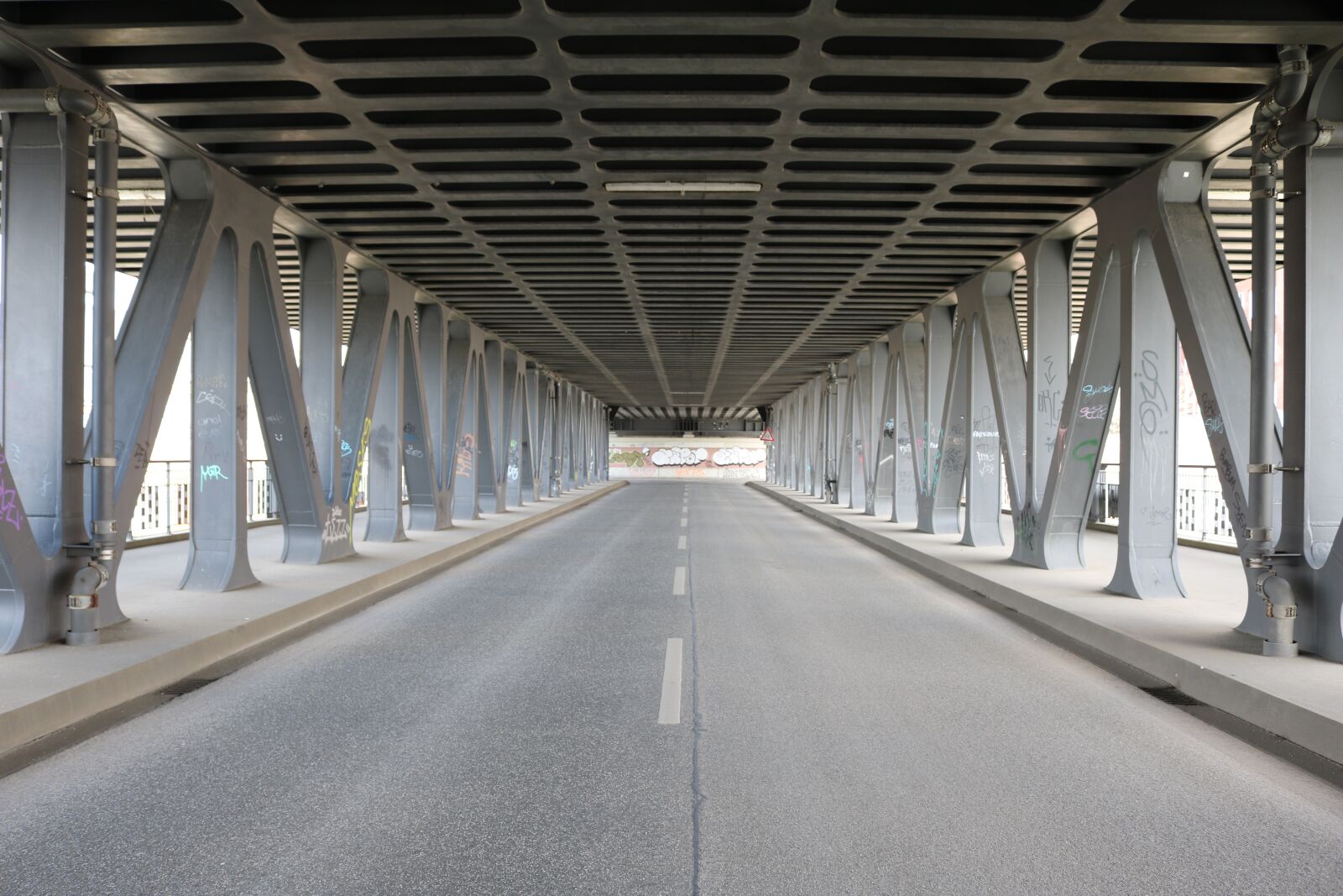 Canon EOS 750D (EOS Rebel T6i / EOS Kiss X8i) sample photo. Bridge, underpass, hamburg photography