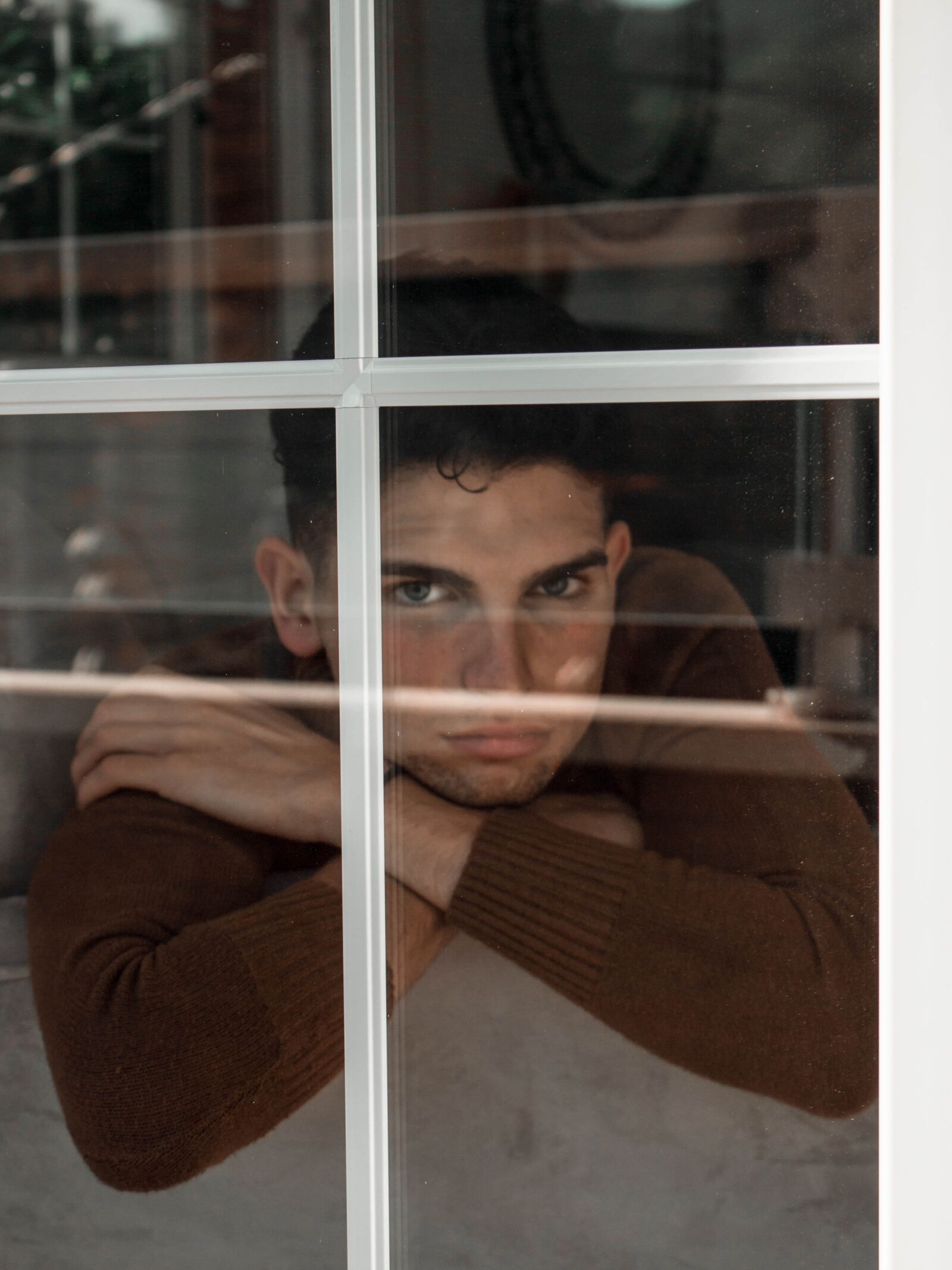 Canon EOS 100D (EOS Rebel SL1 / EOS Kiss X7) sample photo. Guy, window, autumn photography