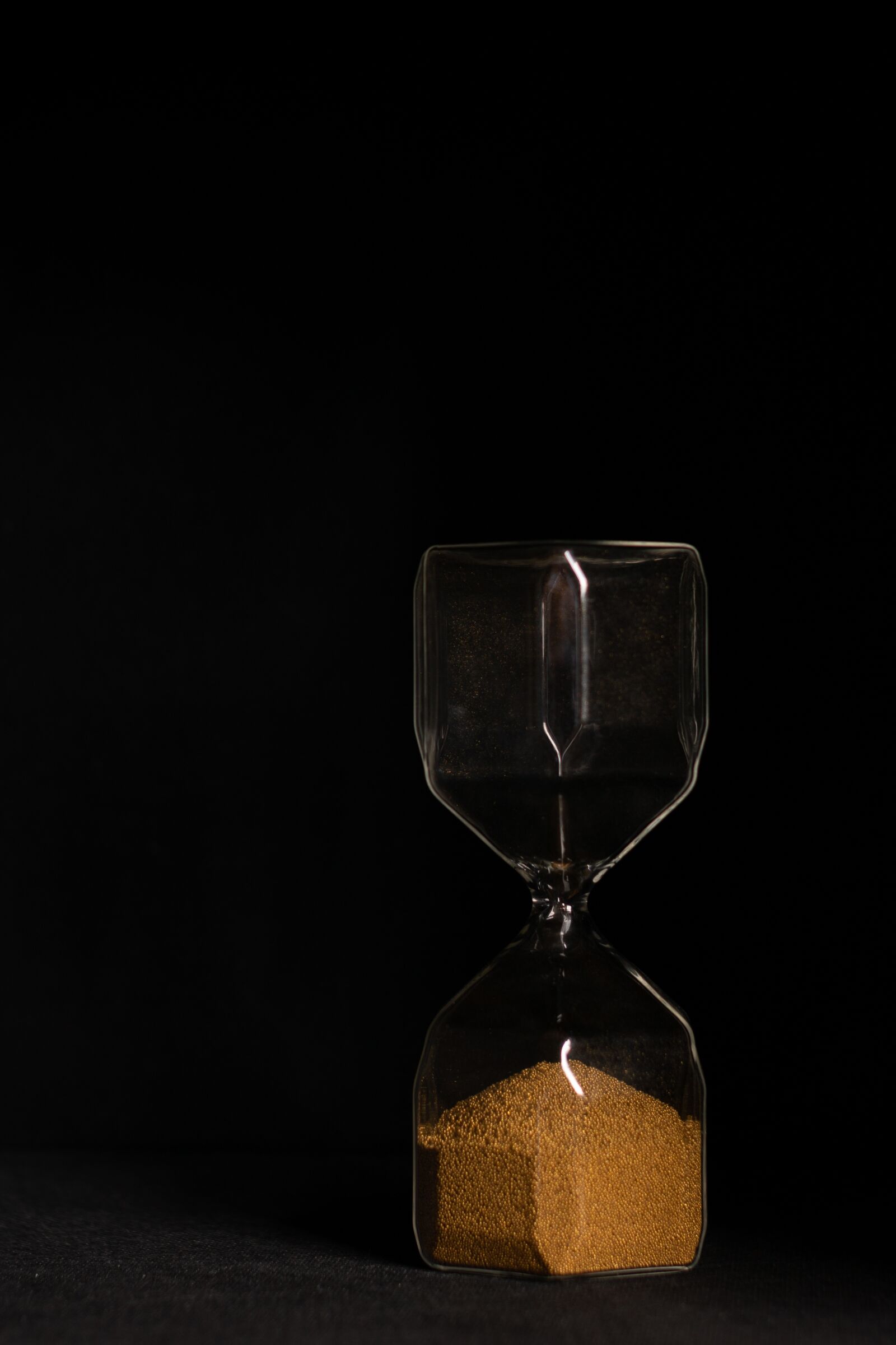 Canon EOS 2000D (EOS Rebel T7 / EOS Kiss X90 / EOS 1500D) sample photo. Hourglass, time, sand photography