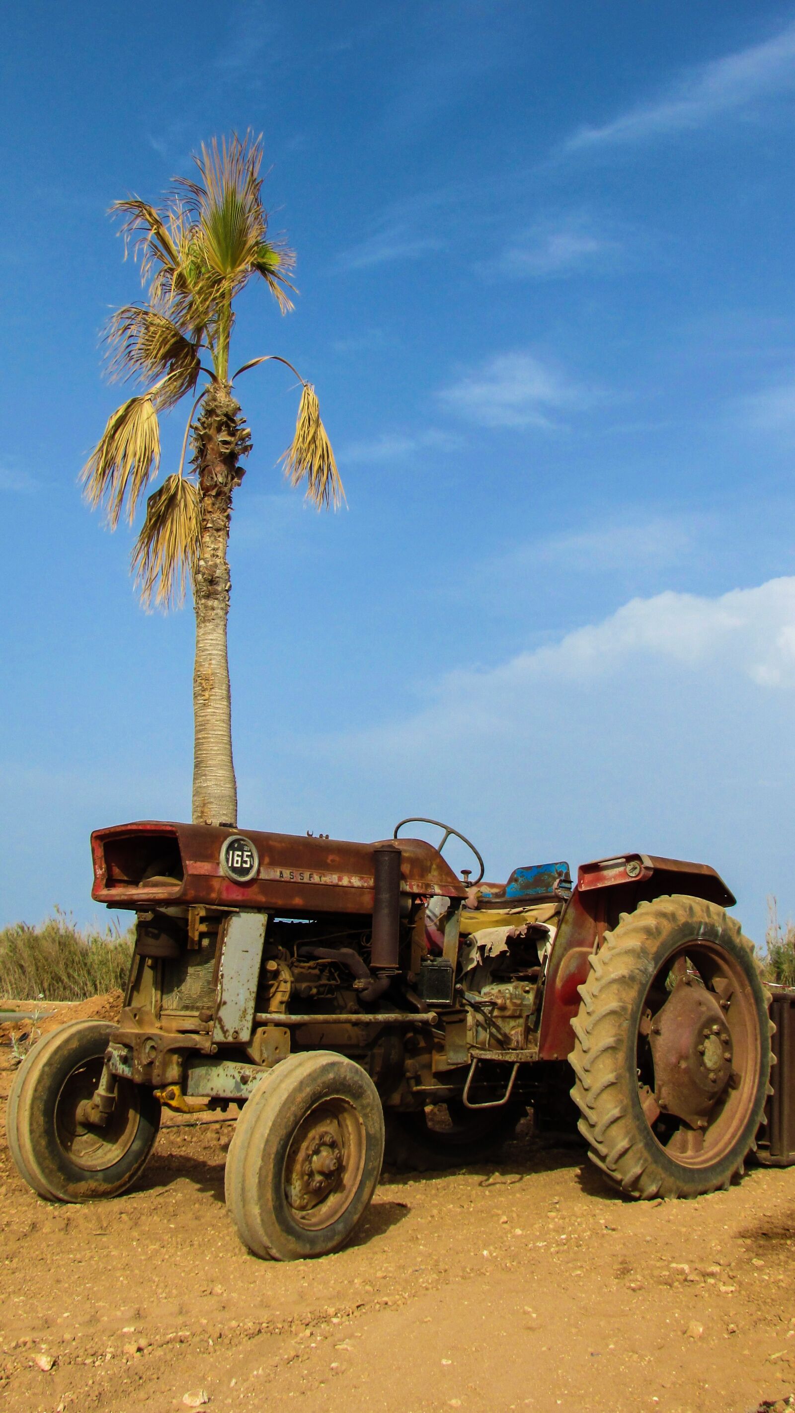 Canon PowerShot SX400 IS sample photo. Tractor, old, rusty photography