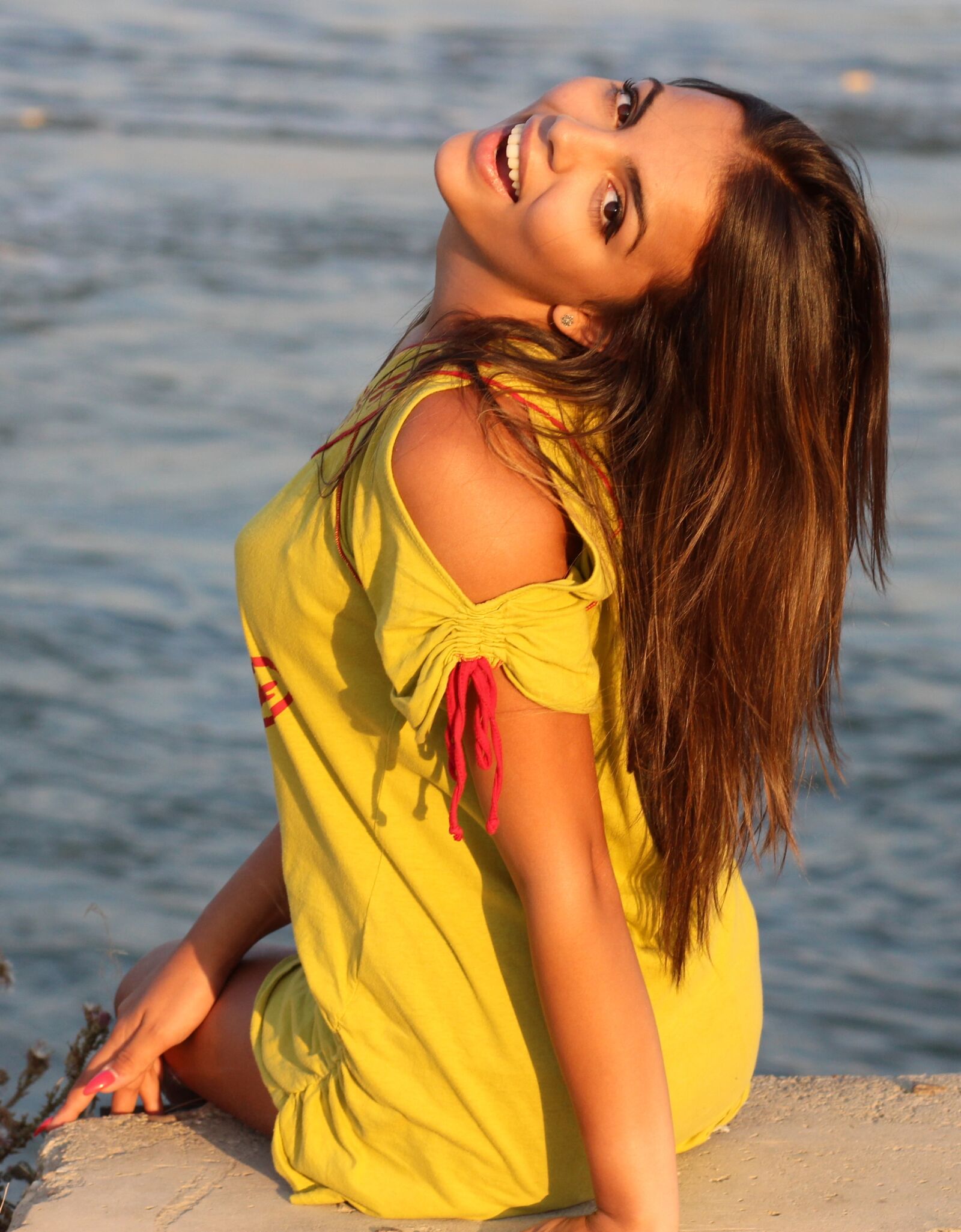 Canon EOS 700D (EOS Rebel T5i / EOS Kiss X7i) + Canon EF 85mm F1.8 USM sample photo. Girl, water, smile photography