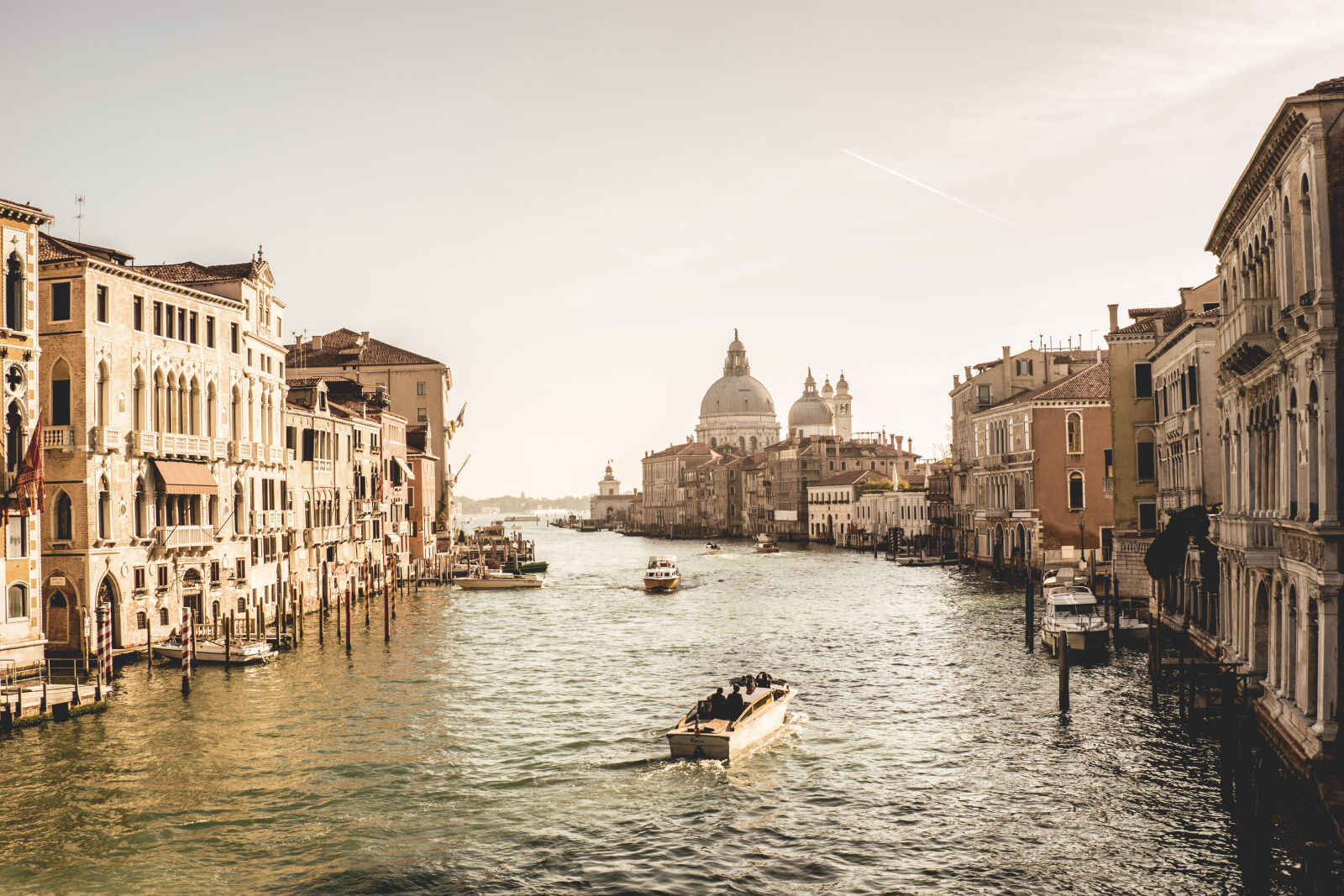 24-70mm F2.8-2.8 SSM sample photo. Boat, grand, canal, holiday photography