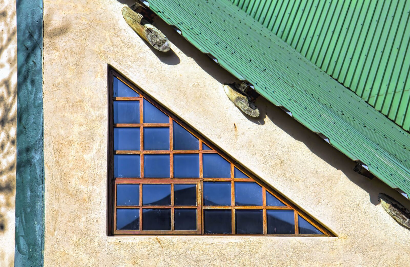 Canon EOS 550D (EOS Rebel T2i / EOS Kiss X4) sample photo. House, window, roof, glass photography