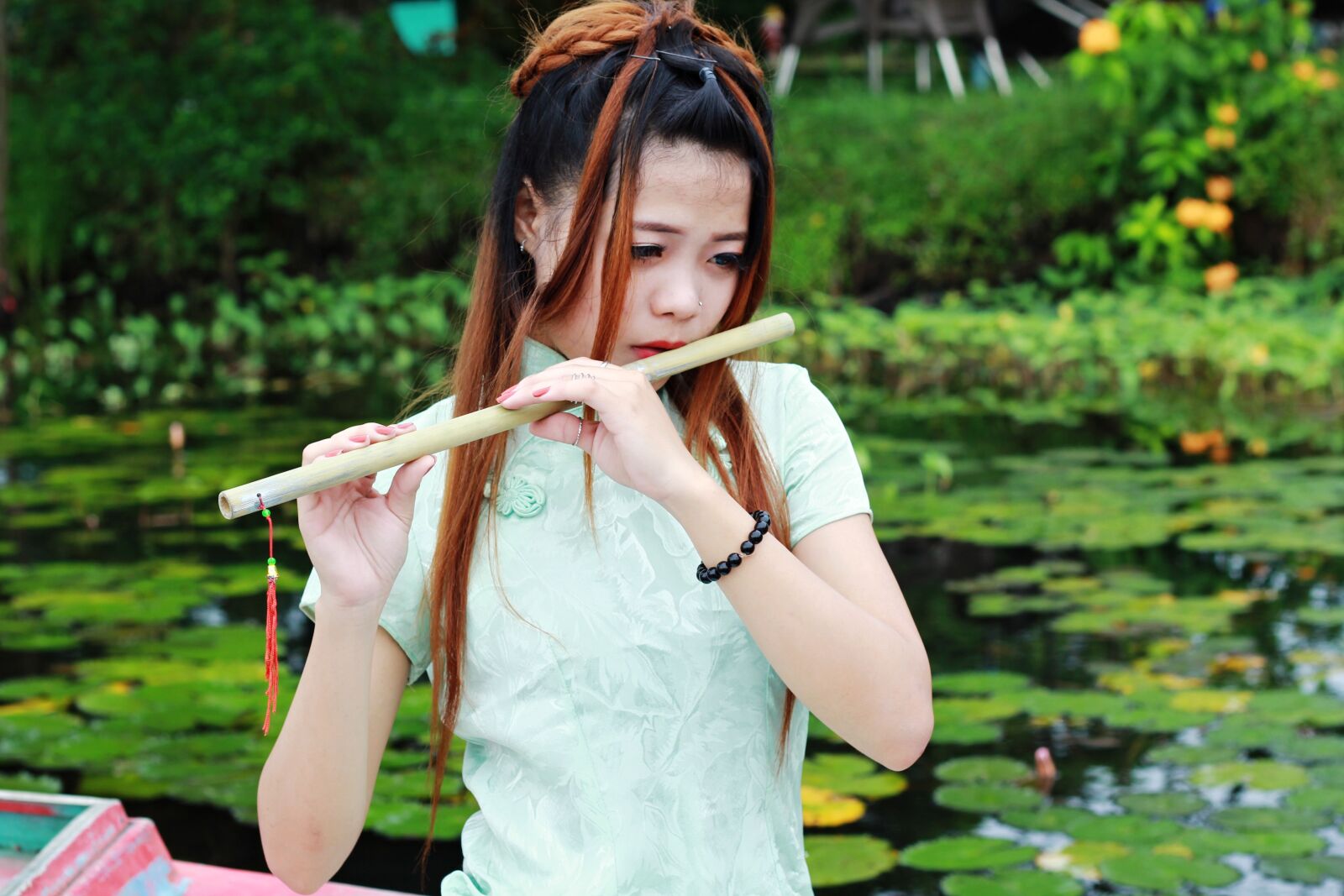 Canon EOS 60D + Canon EF 50mm F1.8 II sample photo. Girl vietnames, flute, costume photography