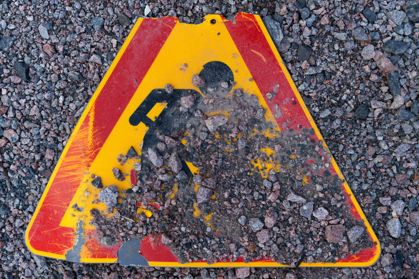 Sony FE 24-50mm F2.8 G sample photo. Broken sign photography