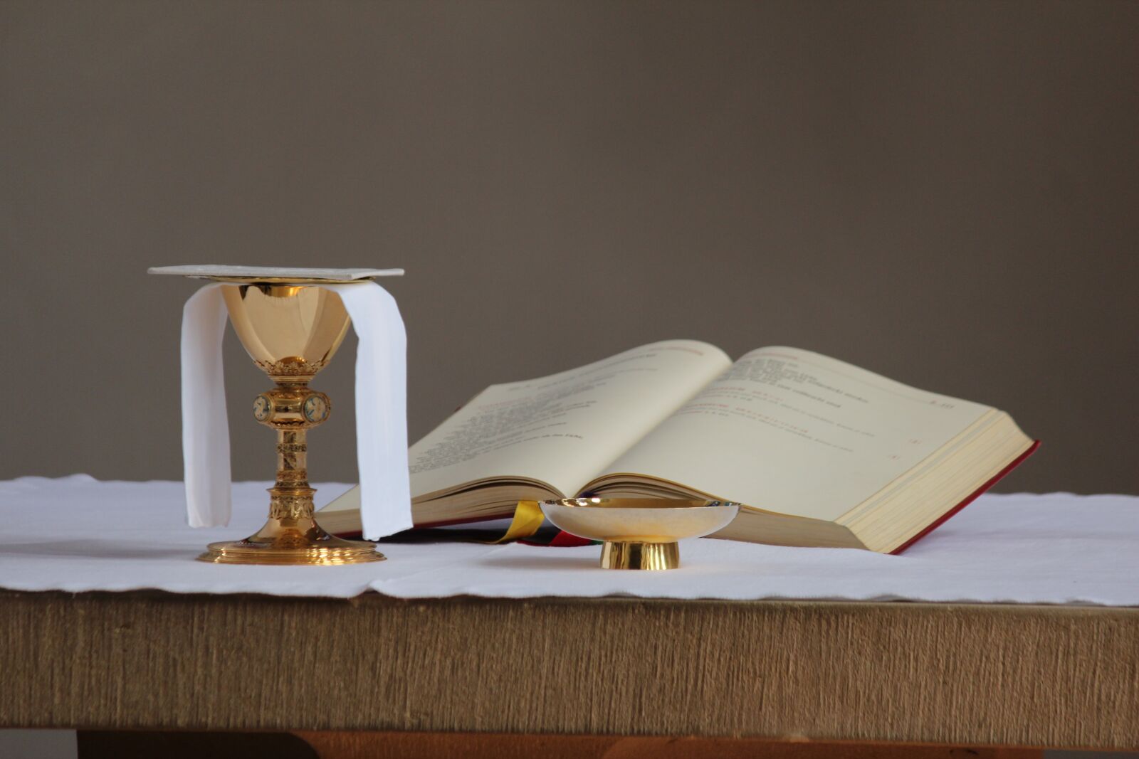 Canon EF-S 55-250mm F4-5.6 IS sample photo. Worship, eucharist, celebration of photography