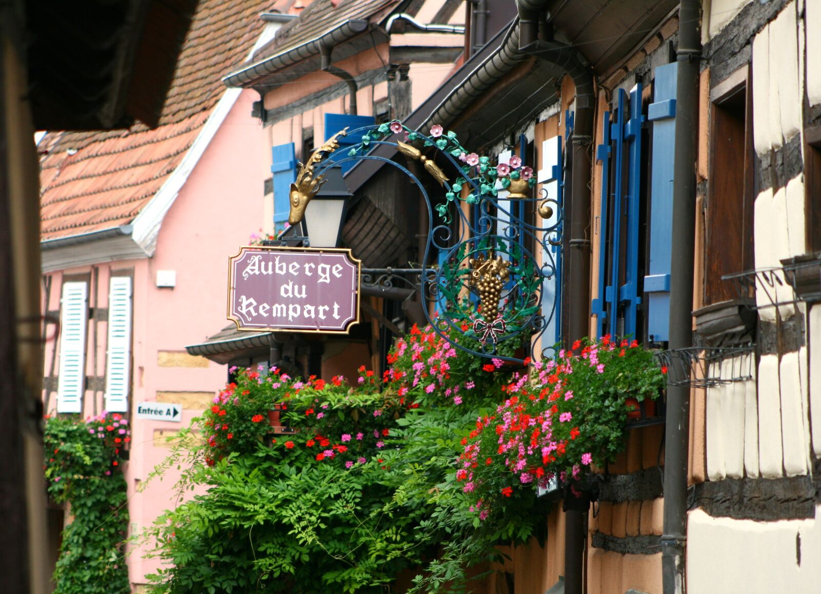 Canon EOS 400D (EOS Digital Rebel XTi / EOS Kiss Digital X) sample photo. Eguisheim, alsace, historic center photography